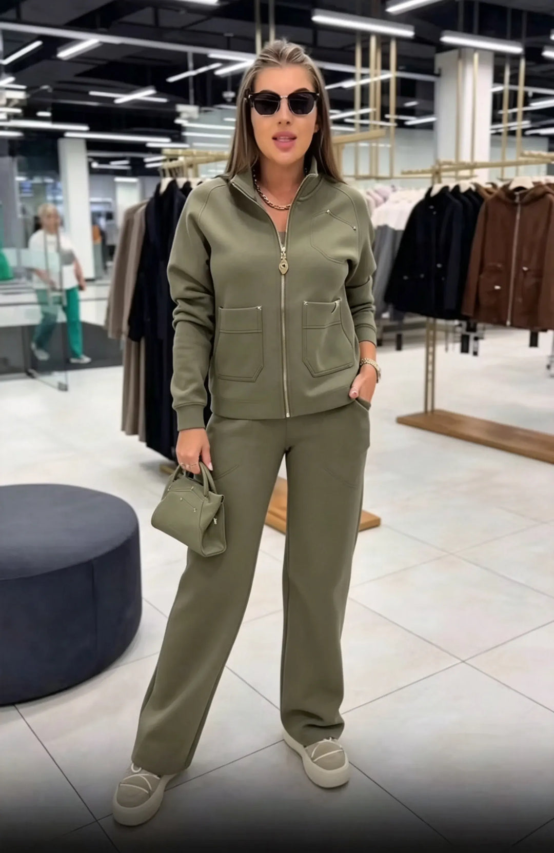 Floranique - Set mit weicher Haptik aus kurz geschnittener Reißverschlussjacke und weit geschnittener Hose