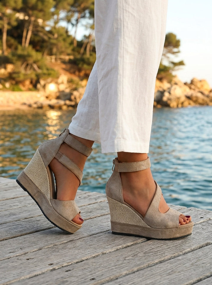 Eluned - gepolsterte Keilsandalen