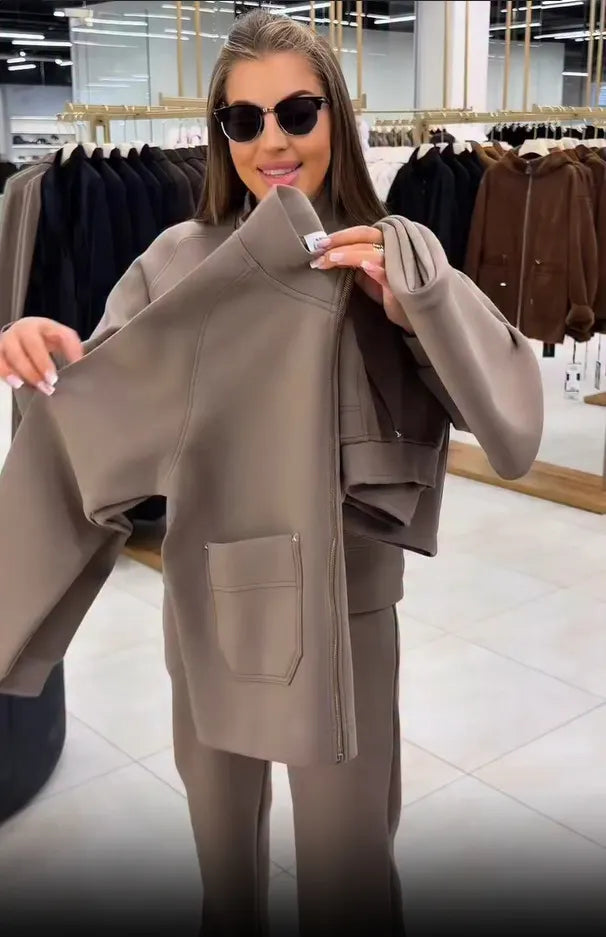Floranique - Set mit weicher Haptik aus kurz geschnittener Reißverschlussjacke und weit geschnittener Hose